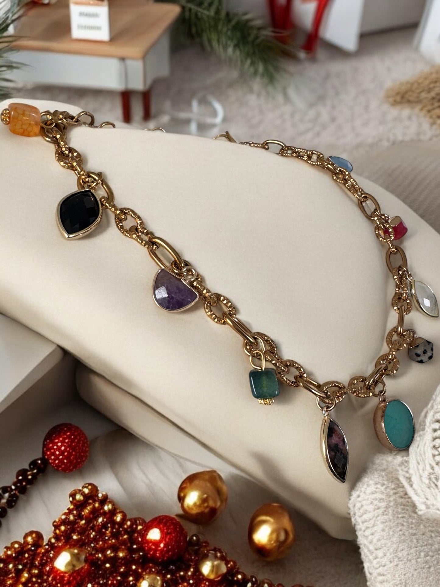 COLLIER LEONE