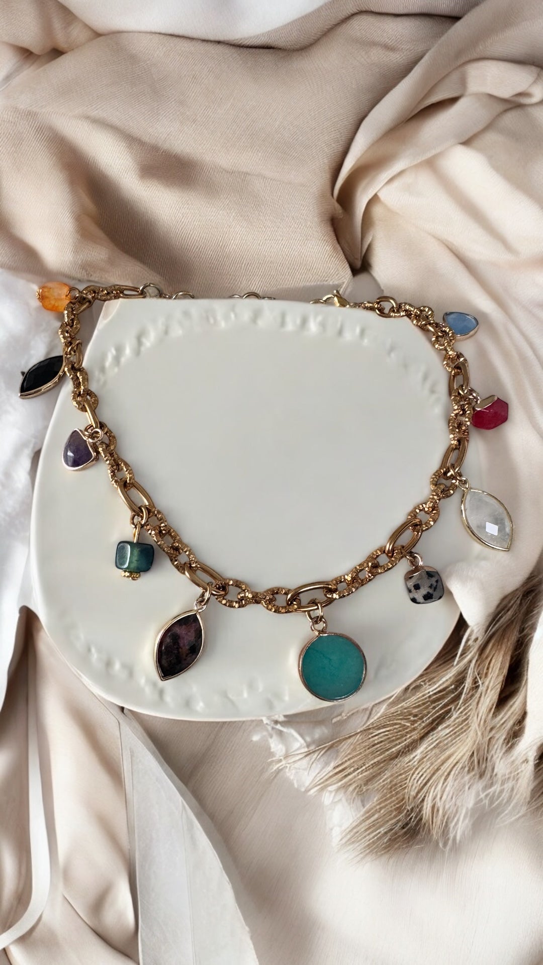 COLLIER LEONE