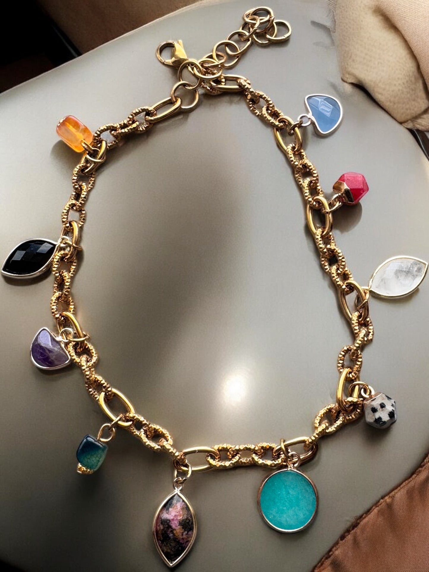 COLLIER LEONE