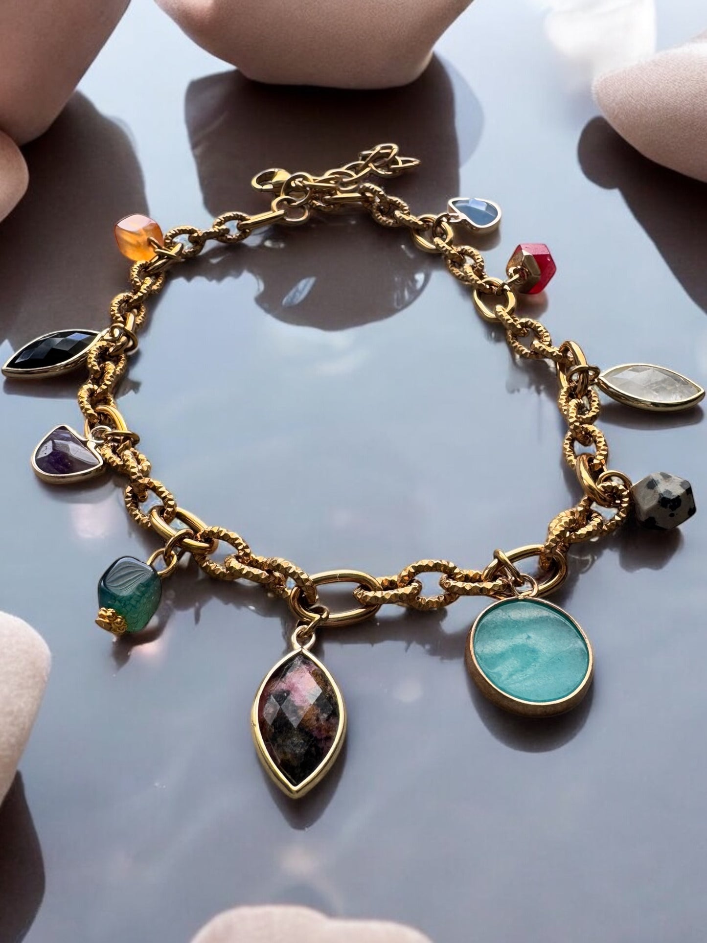 COLLIER LEONE