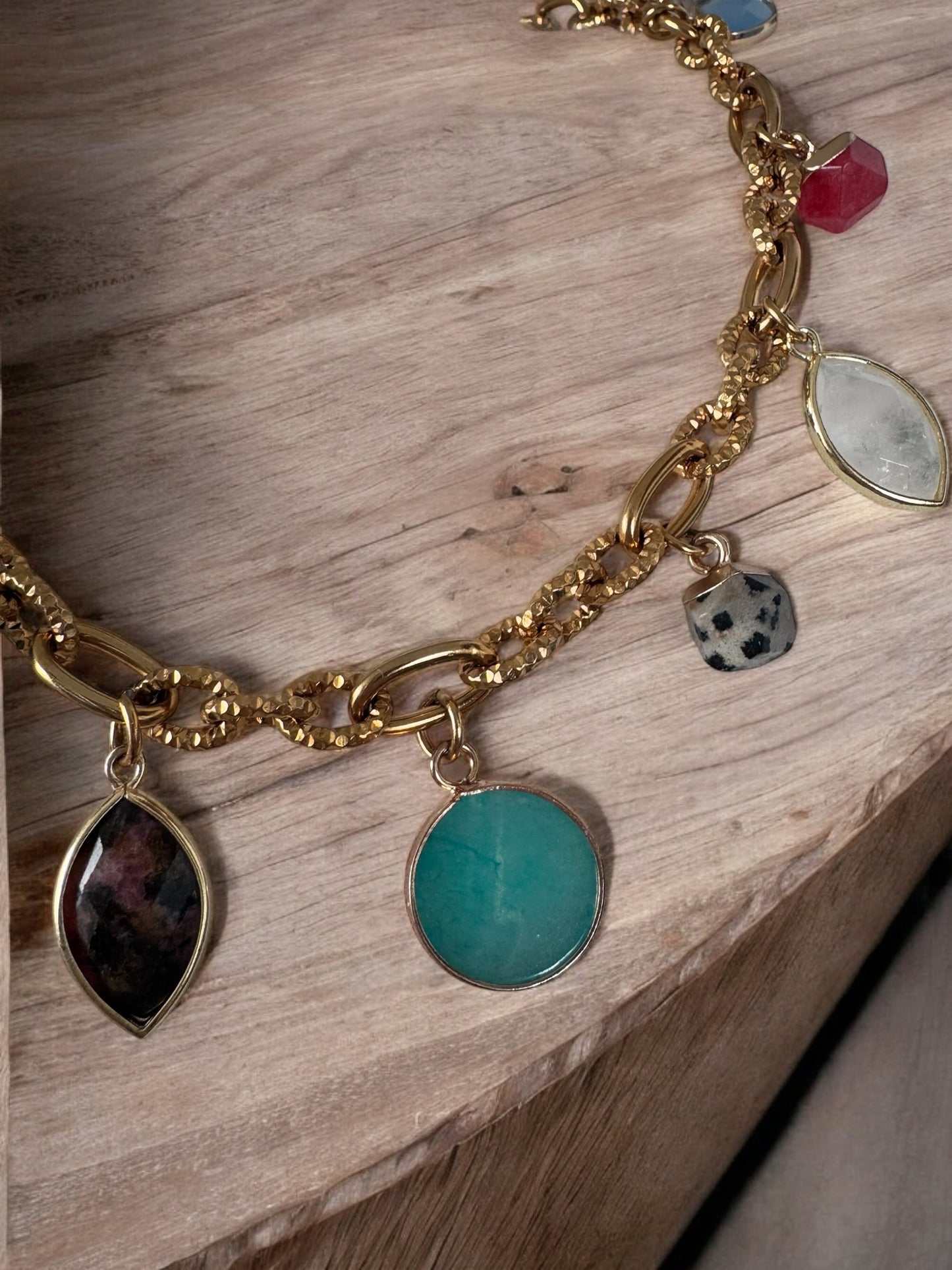 COLLIER LEONE
