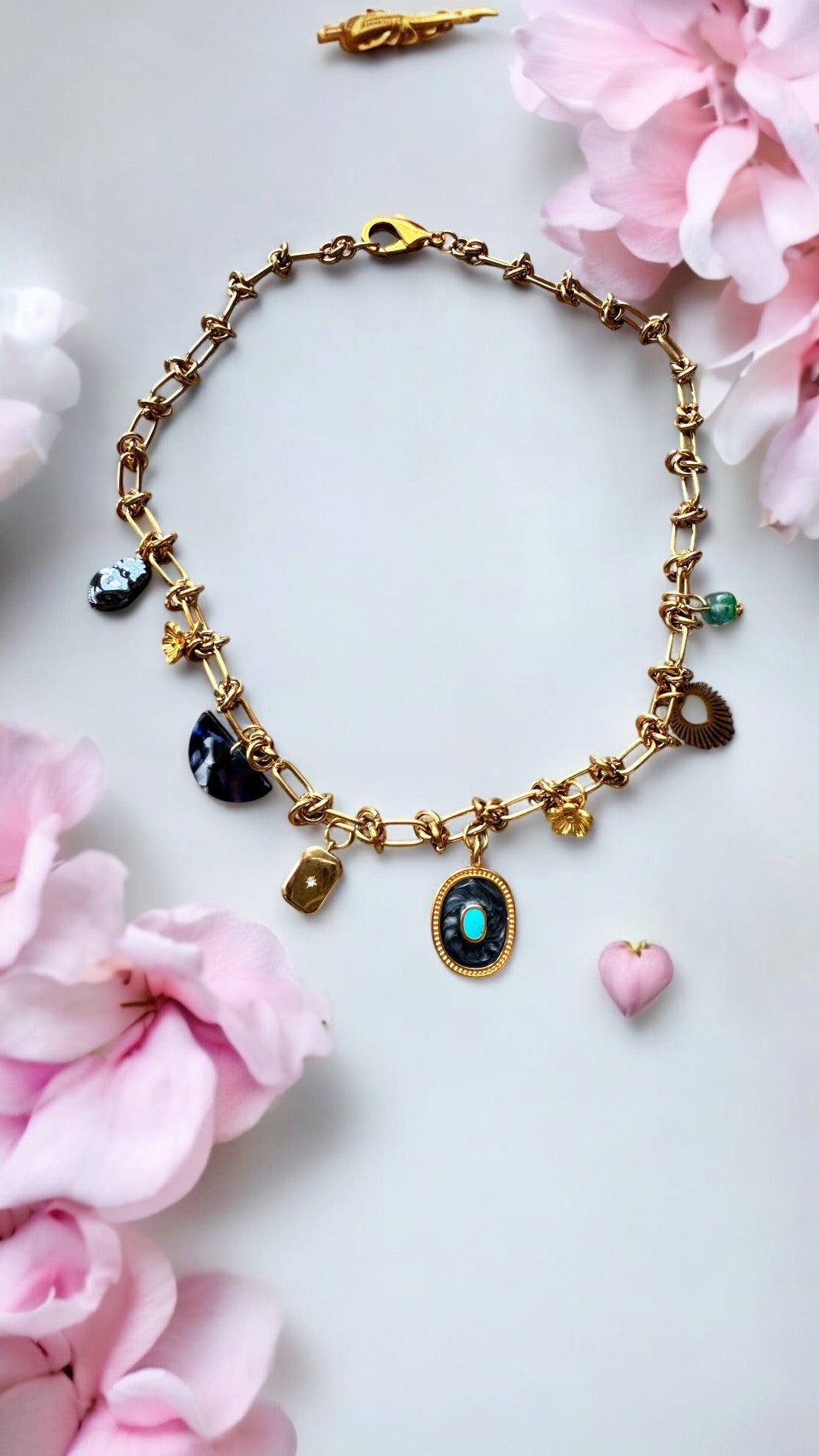 COLLIER CARLA